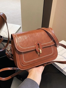 Sac bandoulière vintage marron en simili cuir avec surpiqûres blanches et fermoir doré