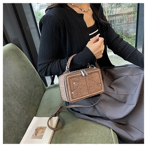 Braune Vintage-Box-Umhängetasche mit Doppelreißverschluss und Griff im Lifestyle-Szenario