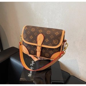 Details der Vintage Umhängetasche mit Monogramm, Goldbeschlägen und breitem Gurt