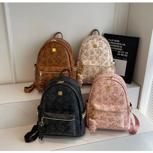 Mini-Rucksäcke aus PU-Leder in vier Farben mit Bärendruck und schicken Metall-Logos