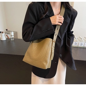 Détail du sac seau kaki à motif crocodile avec bandoulière réglable pour le style
