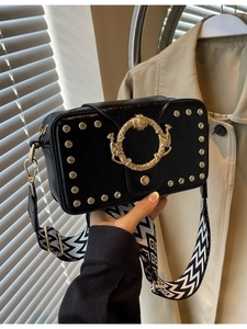 Schwarze Vintage-Umhängetasche aus Leder mit goldener Schnalle und breitem Gurt