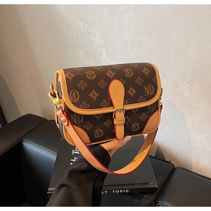 Nahaufnahme der braunen Vintage-Satteltasche mit Monogramm und goldenem Verschluss