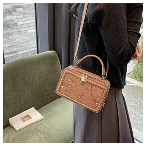 Detailansicht der braunen Vintage-Lederhandtasche mit strukturiertem Leder und Reißverschluss