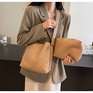 Détail du sac à main beige tressé avec sac à bandoulière et petite pochette zippée