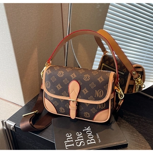 Spiegelreflexion der Vintage braunen Monogramm-Tasche mit breitem Schultergurt