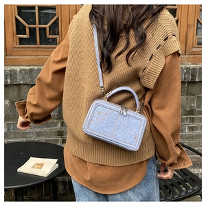 Nahaufnahme hellblaue Denim-Tasche mit Doppelreißverschluss und Ziernähten