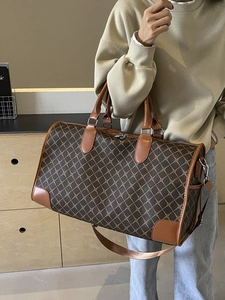 Große dunkelbraune Reisetasche mit geometrischem Rautenmuster und Schultergurt