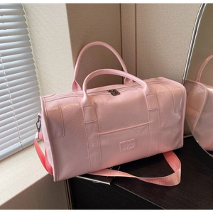 Bolsa de viaje grande rosa en cuero PU brillante plisado con correa ajustable para el hombro