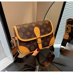 Details der Vintage-Umhängetasche aus dunkelbraunem Monogram-Leder mit goldener Hardware