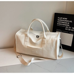 Detalle de bolsa de viaje de cuero PU blanco con textura arrugada y logo NOGO