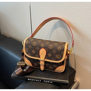Nahaufnahme der braunen Vintage-Tasche mit Monogramm-Muster und roter Kantenversiegelung
