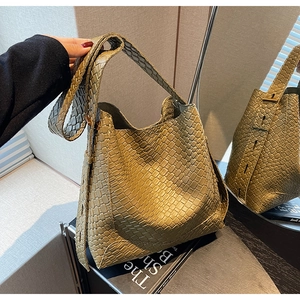 Gros plan détaillé sur la texture en cuir PU tressé vert olive d'un sac à bandoulière chic