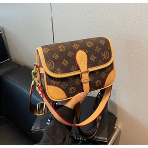 Nahaufnahme der Vintage Monogramm Umhängetasche mit roten Kanten und breitem Trageriemen