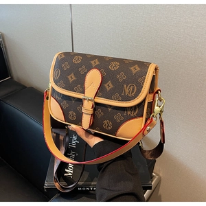 Detailansicht der Vintage-Umhängetasche mit Monogramm und breitem Schulterriemen