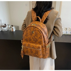 Detailansicht brauner Rucksack mit Bärenprint und goldenen Nieten auf Lederoptik