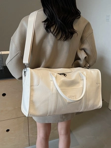 Bolso de viaje grande de cuero PU crema con correa ajustable y etiqueta con logo MOCO