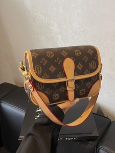 Retro braune Umhängetasche mit Monogramm, breitem Gurt und goldenen Details