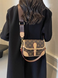 Modische Vintage-Umhängetasche für Damen mit Monogramm und breitem Schultergurt