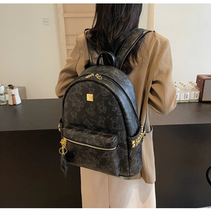 Detail eines Bärenmuster-Rucksacks mit goldener Hardware und bärenförmigen Reißverschlüssen