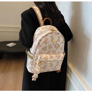 Detail des Bären-Rucksacks mit goldfarbenen Nieten und einem niedlichen Bären-Anhänger