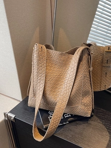 Sac à bandoulière tressé marron clair minimaliste avec grande capacité et sangle large