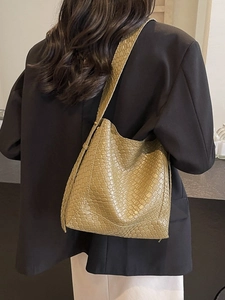 Sac seau chic vert olive avec texture tressée pour les trajets quotidiens