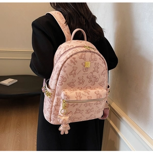Details vom rosa Rucksack mit Bärenprint, goldenen Nieten und Bärenanhänger