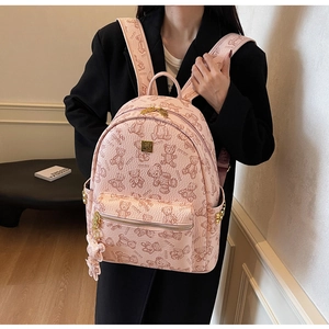 Rosa PU-Lederrucksack mit Bären-Print und Teddy-Anhänger an einem weiblichen Model