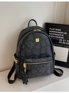 Stylischer schwarzer Rucksack mit Bärenprints, Goldreißverschlüssen und Bärenanhänger