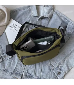 Vue détaillée de l'intérieur du sac en nylon olive avec compartiments pour téléphones