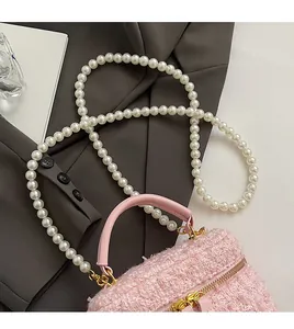 Sac seau en tweed rose avec bandoulière en perles de luxe et détails dorés brillants