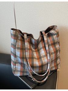 Retro multi-color plaid tote bag with large capacity and handmade metal plate detail