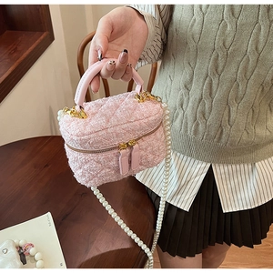 Vue détaillée du mini sac en tweed rose avec bandoulière en perles et dorures chic