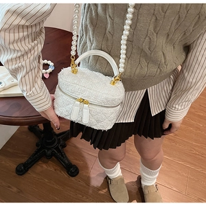 Sac seau en peluche blanche avec bandoulière perlée et double zip doré vue détaillée