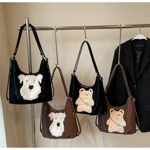 Détail de sacs fourre-tout en nylon avec broderies mignonnes et sangles réglables