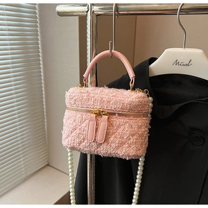 Sac seau en tweed rose avec bandoulière en perles et double fermeture éclair dorée