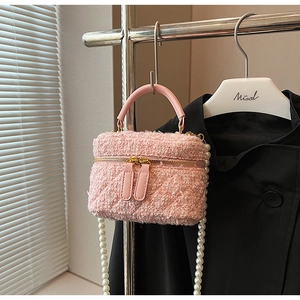 Sac seau en tweed rose avec bandoulière élégante en perles et zips dorés