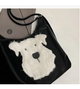 Vue détaillée du sac en nylon noir avec broderie mignonne de tête de chien en peluche