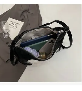Vue du dessus de l'espace intérieur du sac cabas en cuir et peluche pour effets personnels