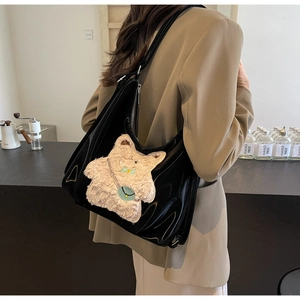 Détail du sac cabas en cuir verni noir brillant avec broderie ours en peluche mignonne
