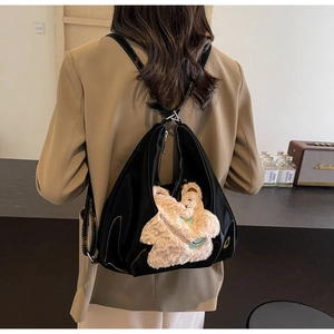 Détail d'un sac à dos en nylon noir avec une jolie broderie d'ours en peluche au dos