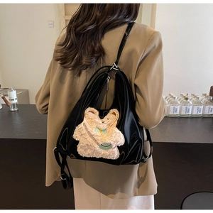 Détail du sac cabas en cuir verni noir avec broderie ours en peluche sur le dos