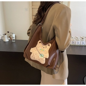 Détail du sac cabas en similicuir marron avec broderie d'ours 3D et mini sac décoratif