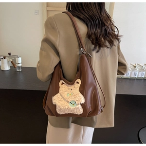 Détail du sac hobo en similicuir marron avec broderie d'ours mignon pour le quotidien