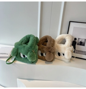 Borse tote in peluche a fumetti verde, marrone e crema con occhi grandi e dettagli in metallo