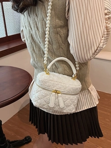 Sac seau en peluche blanche avec bandoulière perles et détails dorés hiver