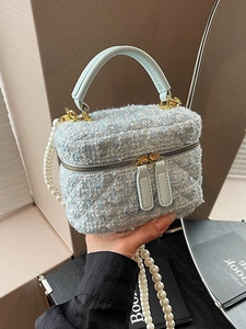 Sac seau élégant en tweed bleu clair avec détails dorés et chaîne de perles décorative