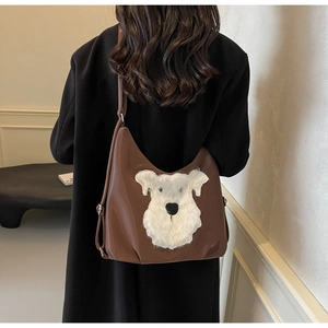 Sac bandoulière en cuir marron avec broderie détaillée de petit chien en peluche