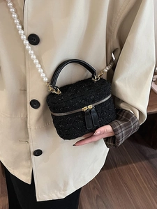 Sac seau chic en tweed noir avec bandoulière en perles et détails dorés brillants